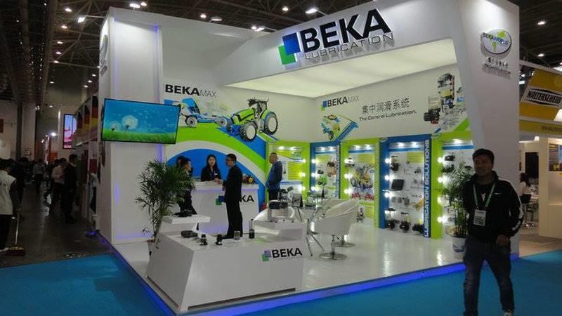 校园晚会舞台搭建对比：传统与新型材料的应用