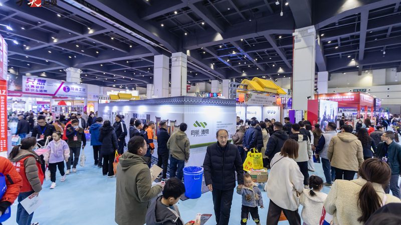 PVC材质：耐用性强，适合长期户外使用